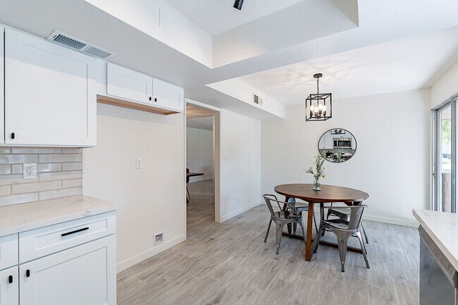 Building Photo - Live in luxury in this Scottsdale condo!