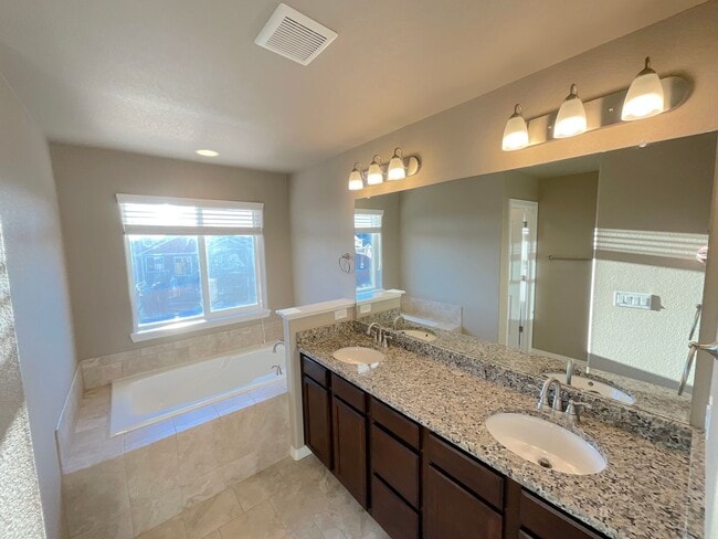 Building Photo - 4 Bedroom Home Available Near Londonderry Dr & Eastonville Rd!