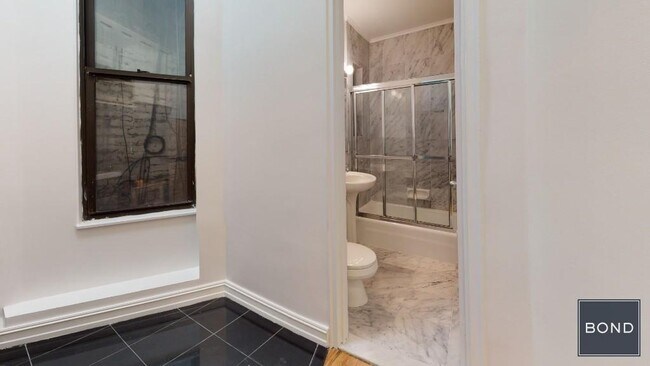 Building Photo - 323 E 83rd St