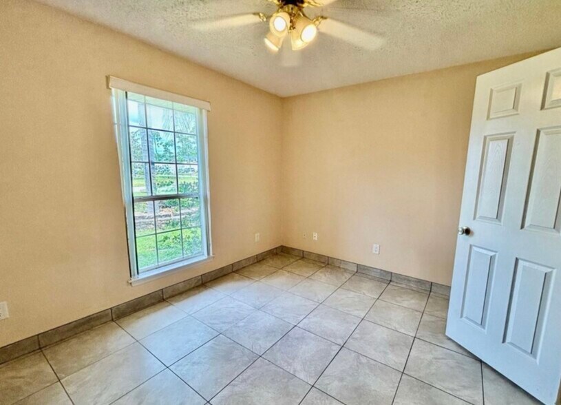 Building Photo - 12 Regency Dr