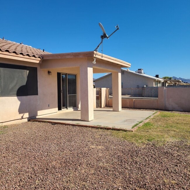 Building Photo - Desirable Corner lot with 2 car garage!