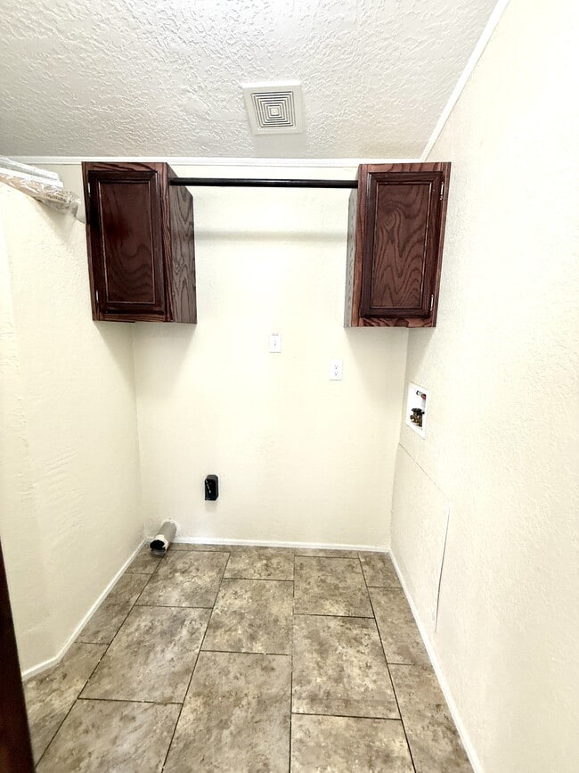 Building Photo - 291 Golden Dr