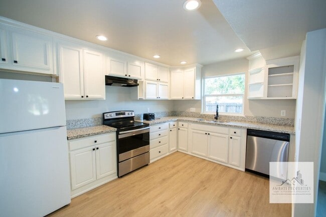 Building Photo - 1136 E Griffith Way