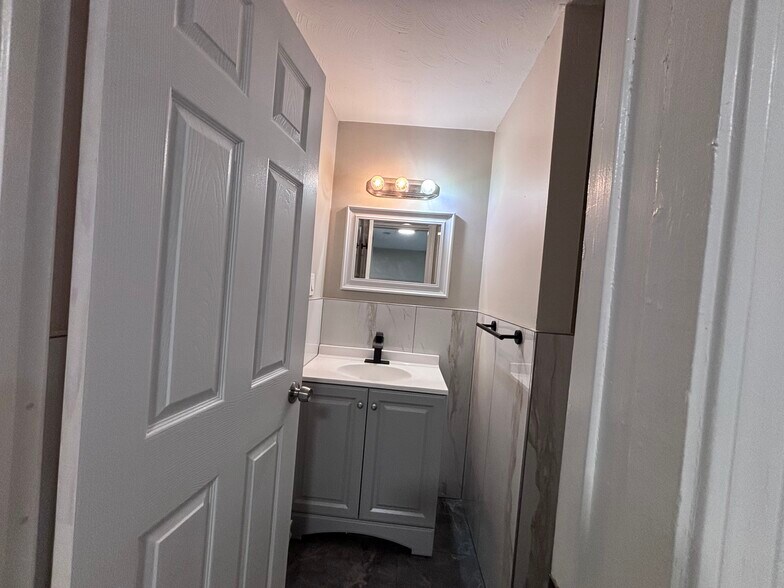 Bathroom - 25 Boswell Ave