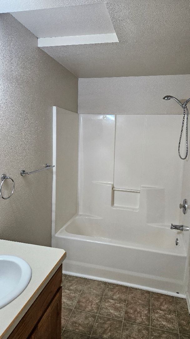 Building Photo - 1 Bedroom Unit with Detached Garage in Prineville
