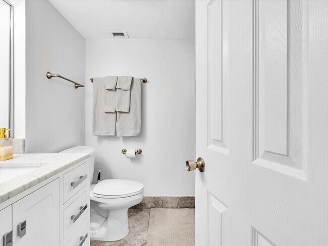 Building Photo - 1150 Hillsboro Mile