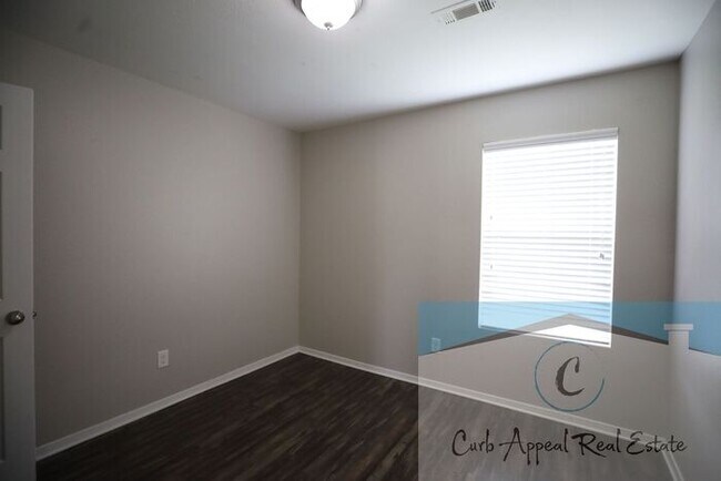 Building Photo - Move in special $900!! Spacious 4 bed, 2 bath home - Nettleton