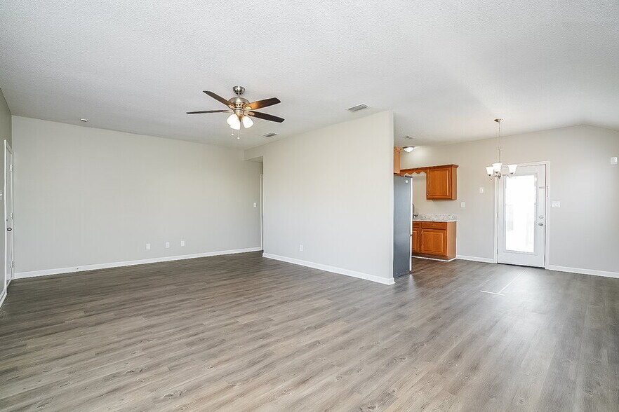Building Photo - 331 Lake Forest Dr