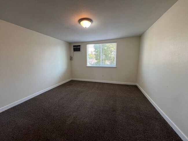 Building Photo - Three bed/Two Bath Upstairs Apartment | Available Now