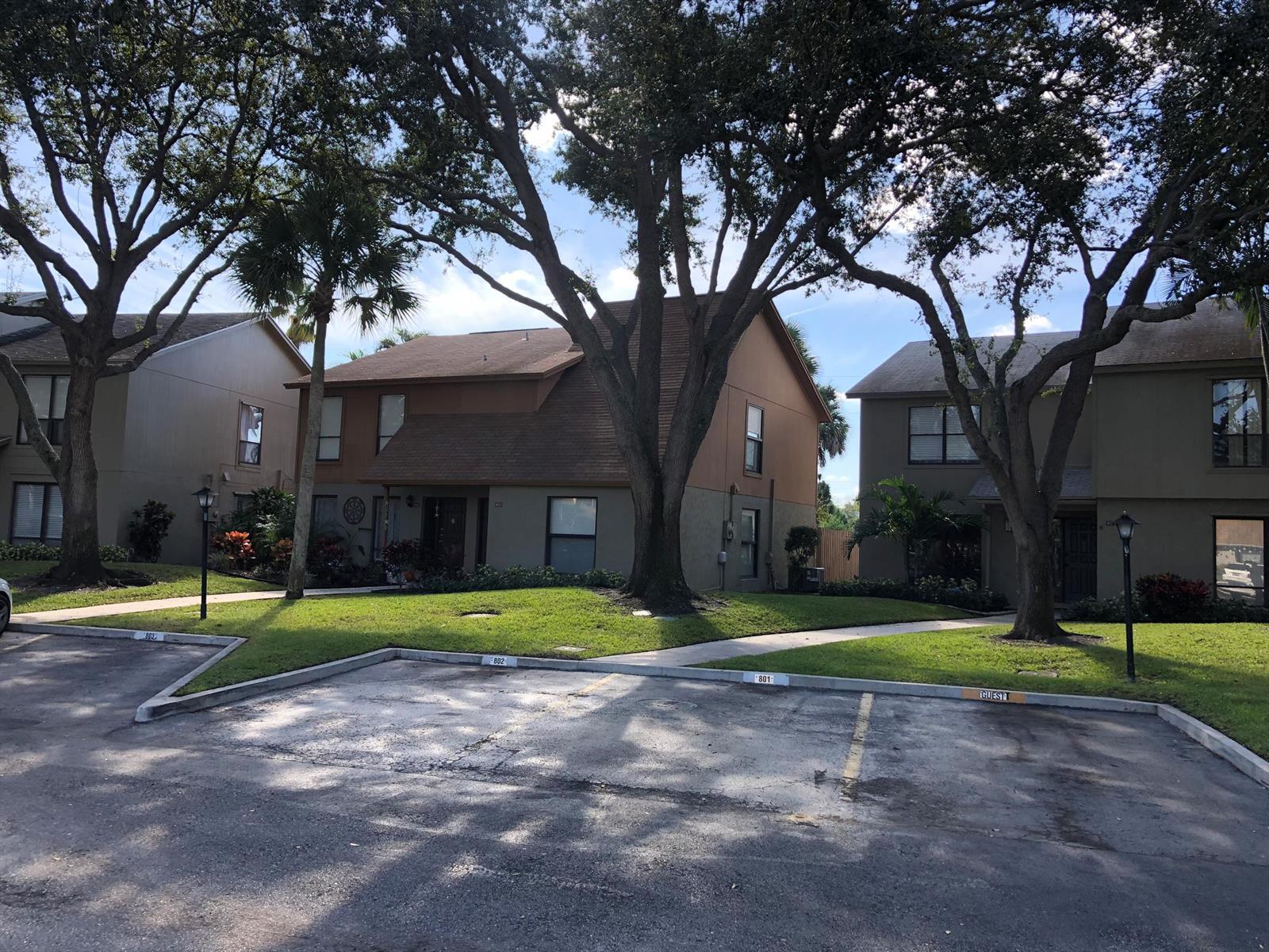 Building Photo - 803 Sandtree Dr