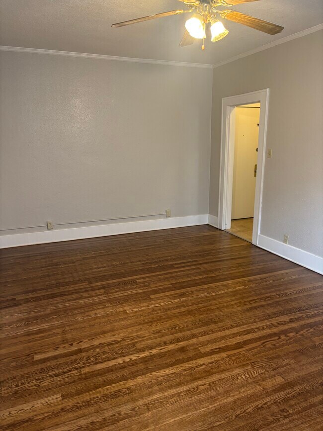 Building Photo - 975 N Washington St