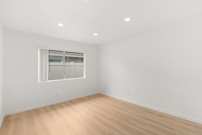 Building Photo - NEWLY RENOVATED South HB Gem!