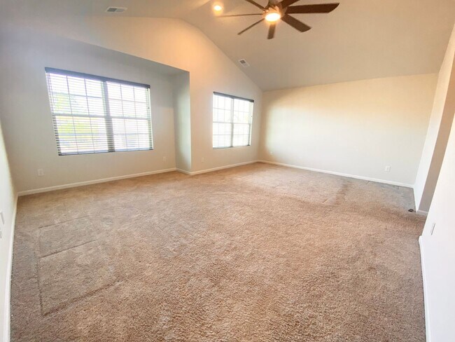 Building Photo - BETTER THAN NEW!