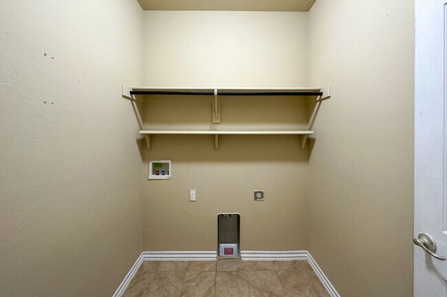 Building Photo - Stunning 5BD, 2 1/2 BTH Home Seconds away from John Kilpatrick Turnpike in YUKON!