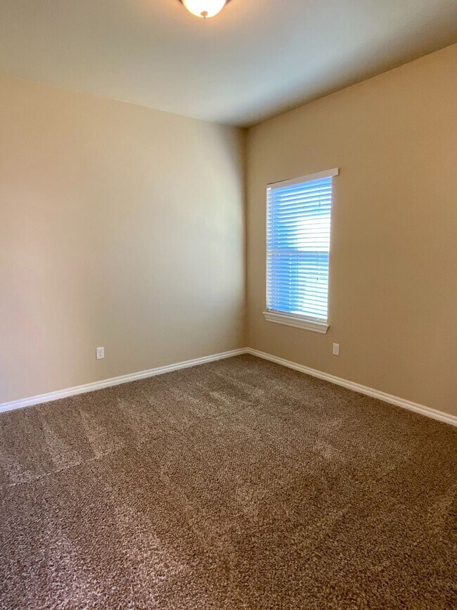 Building Photo - Beautiful 4 Bed, 2 Bath in Deer Creek Schools!