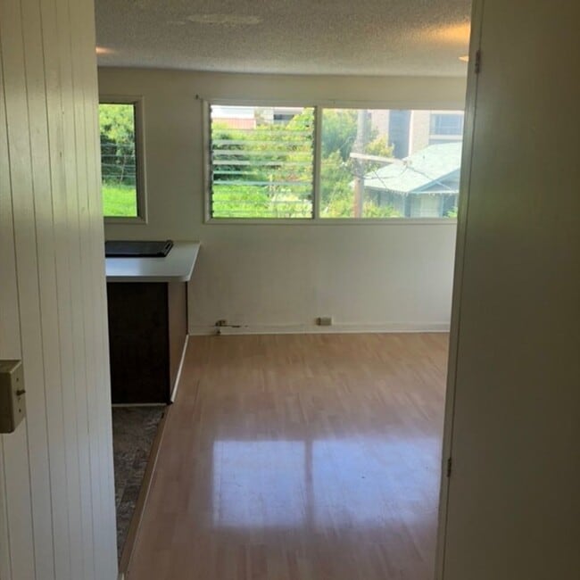 Building Photo - 2 bedroom 1 bathroom perched on the hillsi...