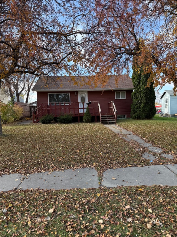 Building Photo - 715 Dewey Ave N