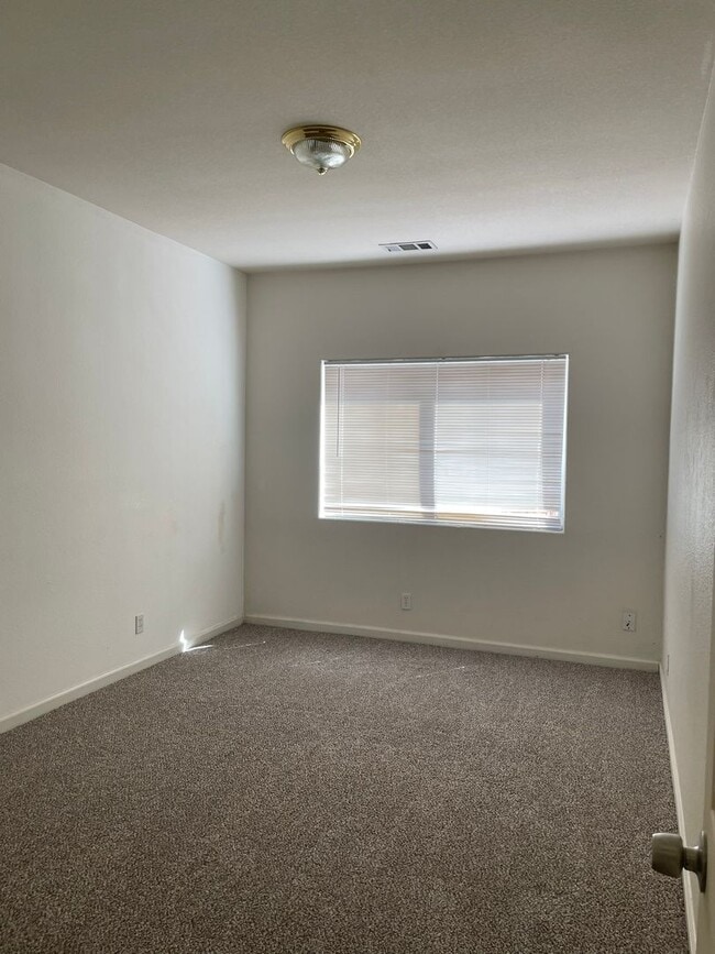 Building Photo - Available Now! Move-In Ready