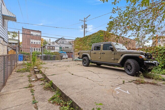 Building Photo - 2139 W Chicago Ave