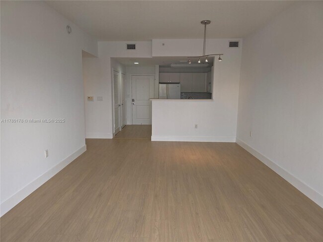 Building Photo - 10 Aragon Ave