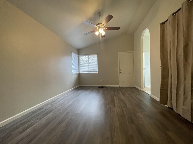 Building Photo - 13 Capshaw Ct