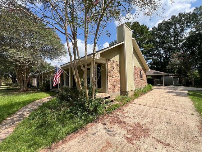 Building Photo - Charming Baton Rouge Home with Flex Room, Fireplace & Spacious Front Porch