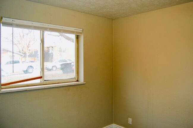 Building Photo - Updated 3Bedroom-In-Unit Laundry-$1,000 Move-In credit