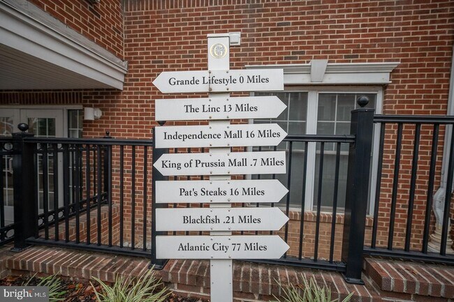 Building Photo - 300 W Elm St