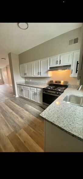 Building Photo - 4940 W Stiles St