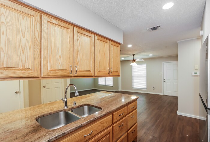 Building Photo - 441 NW Jayellen Ave