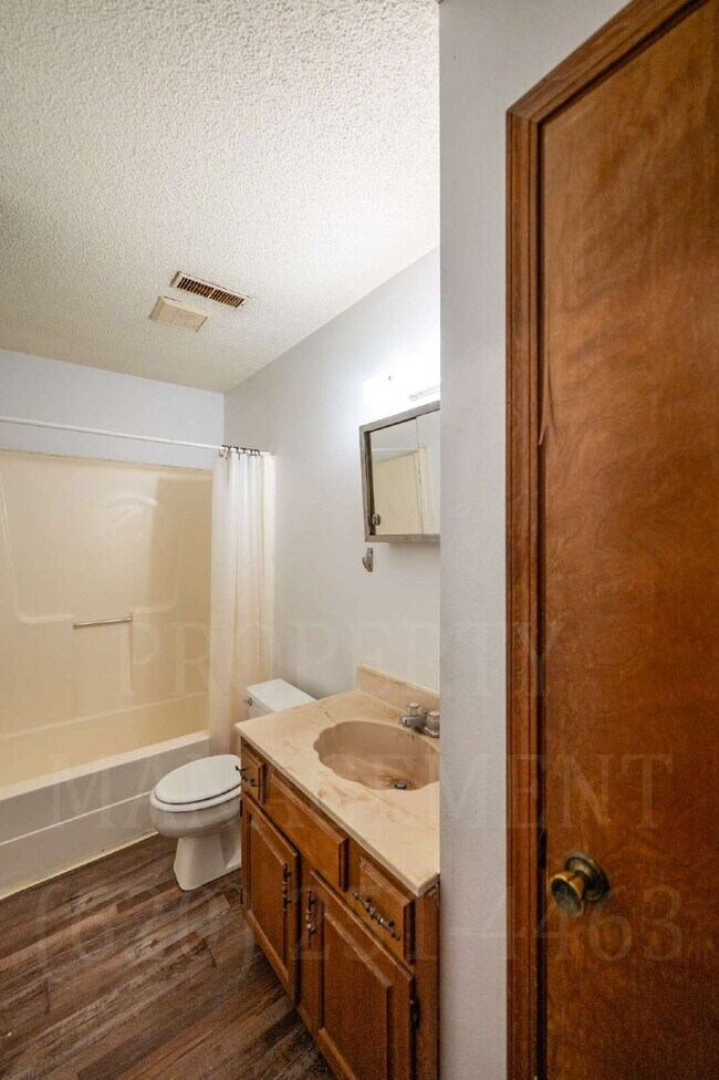 Building Photo - Charming 2-Bedroom Apartment