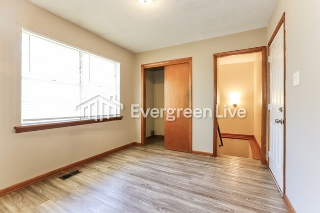 Building Photo - 805 W 58th St