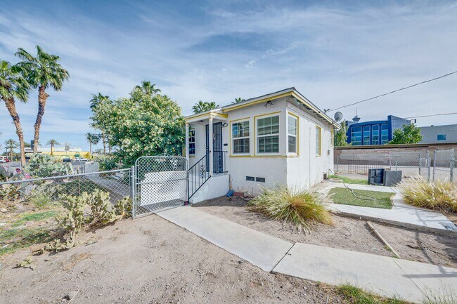 Building Photo - Charming & Convenient Living in the Heart of Downtown Las Vegas