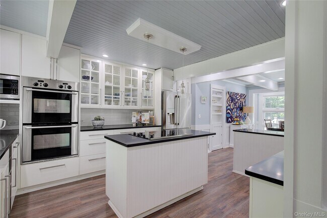 Building Photo - 2 Spring Hollow Rd