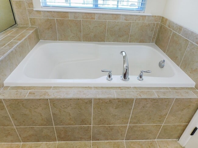 Building Photo - 23363 Marview Ct