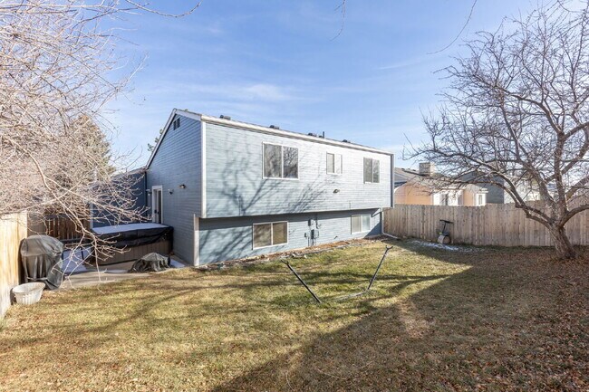 Building Photo - NW Longmont Spacious Tri Level.