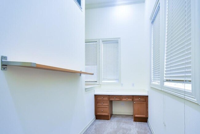 Building Photo - 845 Rosine St
