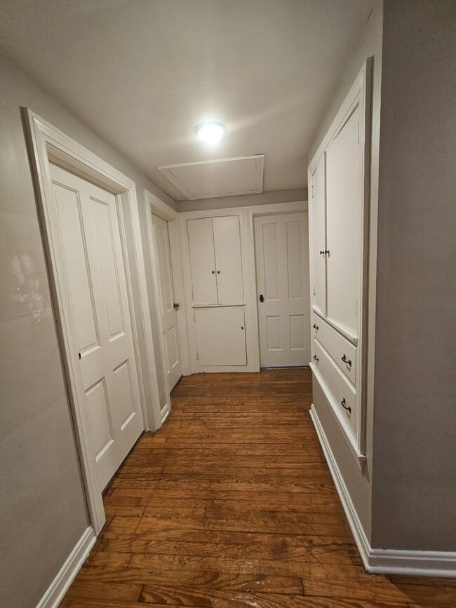 Building Photo - Spacious 5-Bedroom 2.5 Bath Home