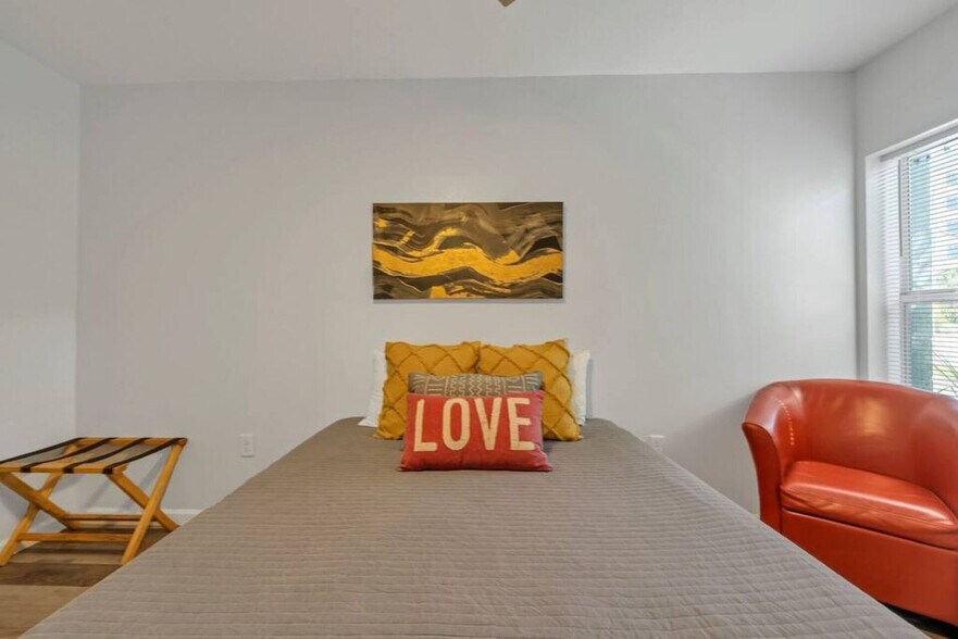 Building Photo - 302 Santa Rosa Blvd