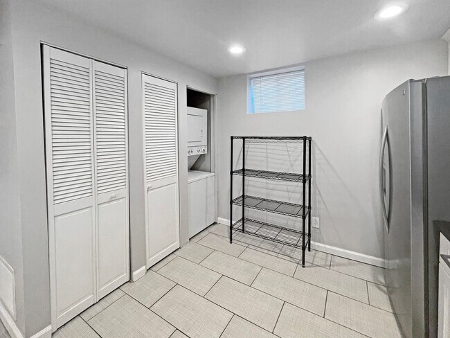 Building Photo - 2 BED, 1 BATH GARDEN LEVEL CONDO NEAR SLOA...