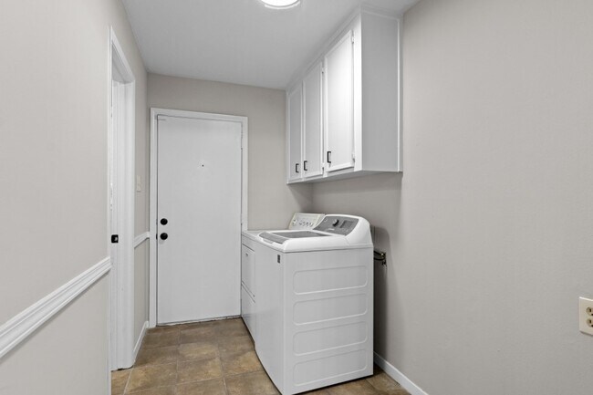 Building Photo - 10211 Sagemill Dr