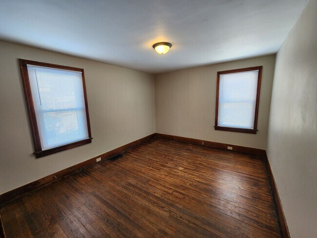 Building Photo - Great House in Rock Island  2 Bedroom