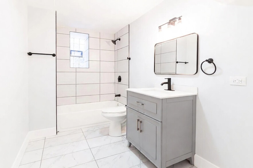 Building Photo - 932 N Richmond St