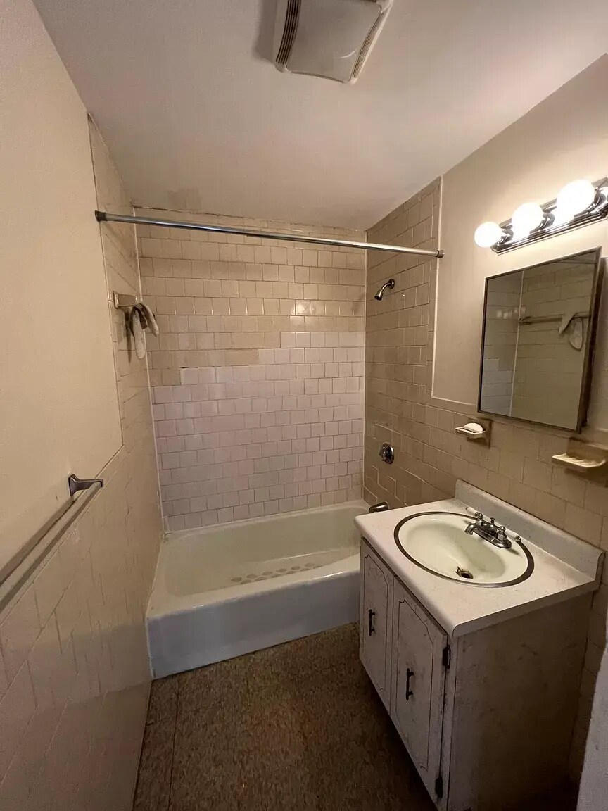 Building Photo - 10 Warren St