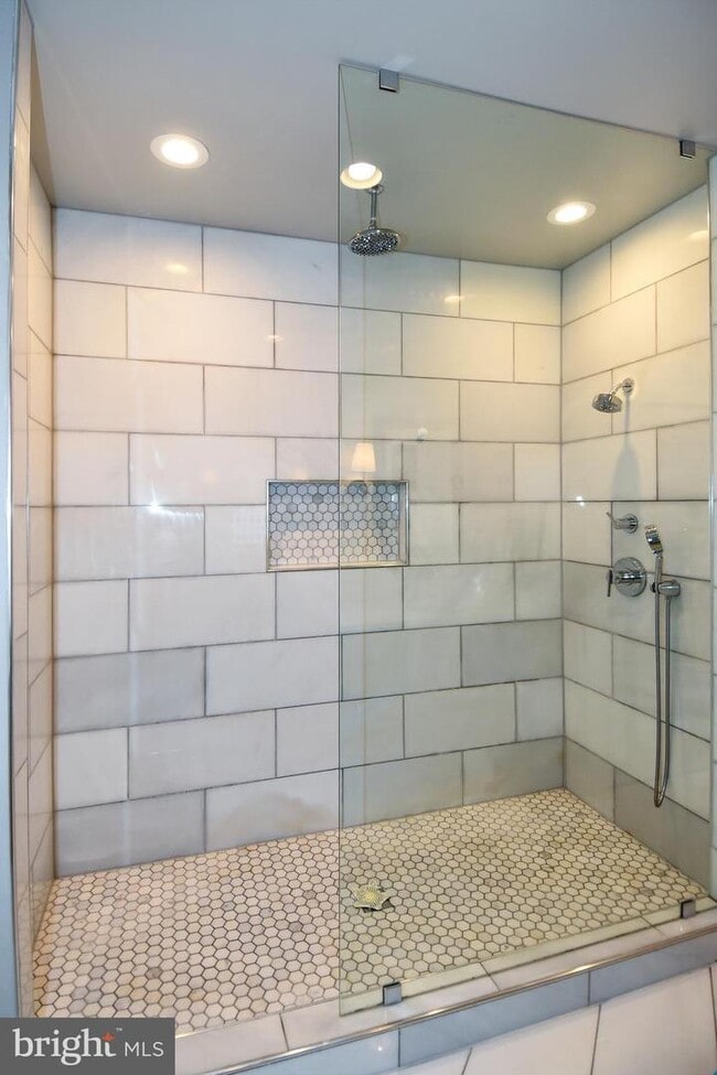 Building Photo - 1540 Levis St NE