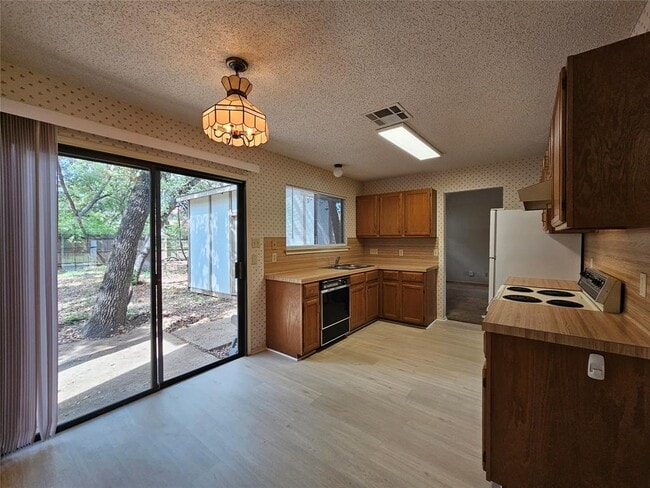 Building Photo - 13102 Briar Hollow Dr