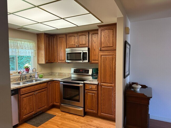Building Photo - 6836 Oakmont Dr