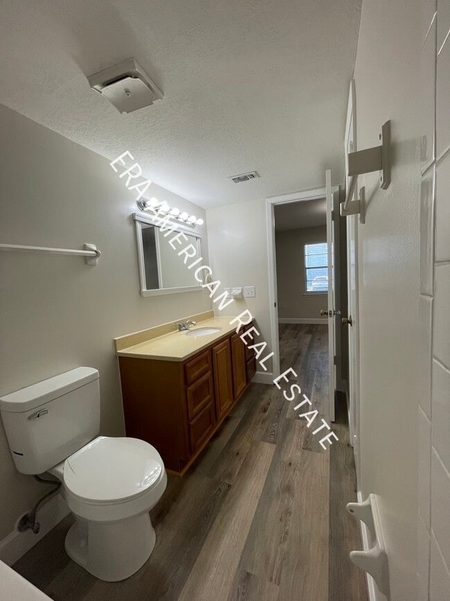 Building Photo - 613 Colonial Dr