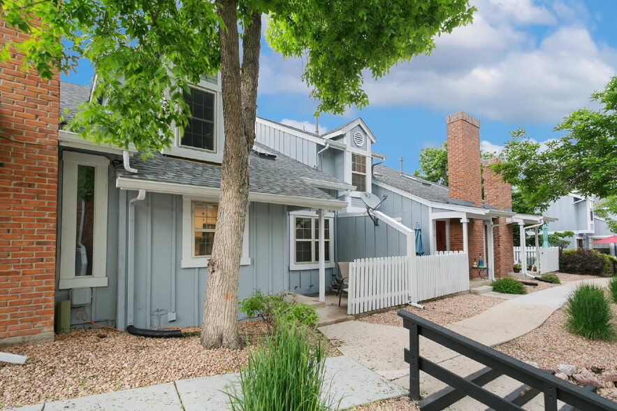 Primary Photo - Charming 2BR + Loft Townhome with Stylish ...