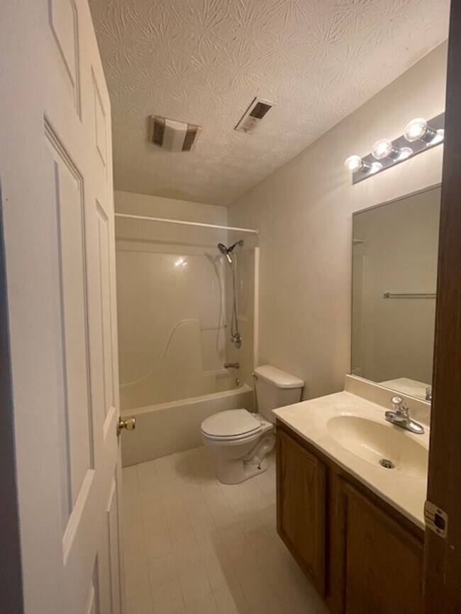 Building Photo - 2 Bedroom 2 Bath Duplex Call Ed Johnson 86...